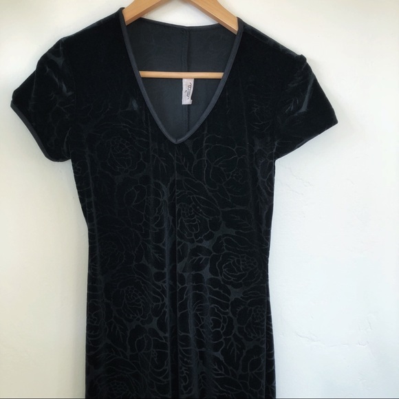 Vintage 90’s Velvet Dress with embossed roses - Picture 4 of 8